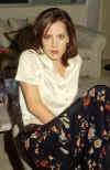emma-caulfield-brunette-photoshoots-07.jpg (95658 bytes)