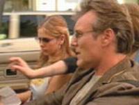 Giles et Buffy dans la nouvelle voiture de Giles