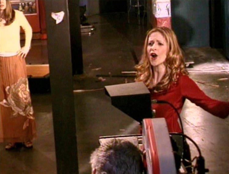 buffy-season-6-episode-7-once-more-with-feeling-dvd-behind-the-scene-gq-094.jpg