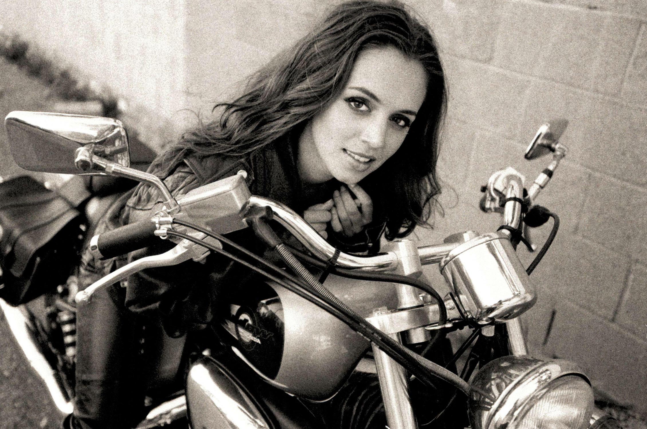 eliza-dushku-the-motorcycle-photoshoot-02-1500.jpg