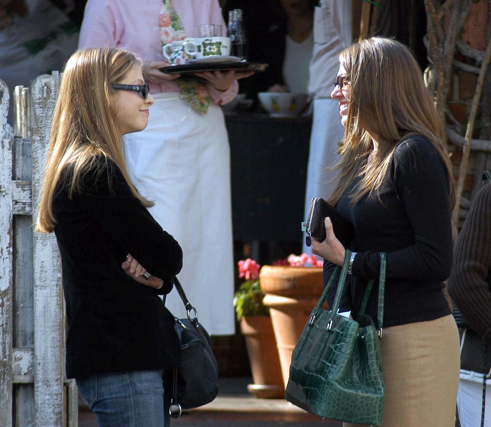 michelle-trachtenberg-and-sister-at-the-ivy-restaurant-hollywood-hq-12-1500.jpg