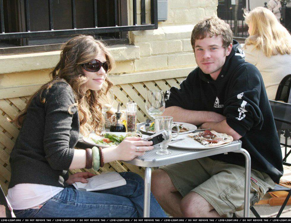 michelle-trachtenberg-eating-with-shawn-ashmore-gq-03.jpg